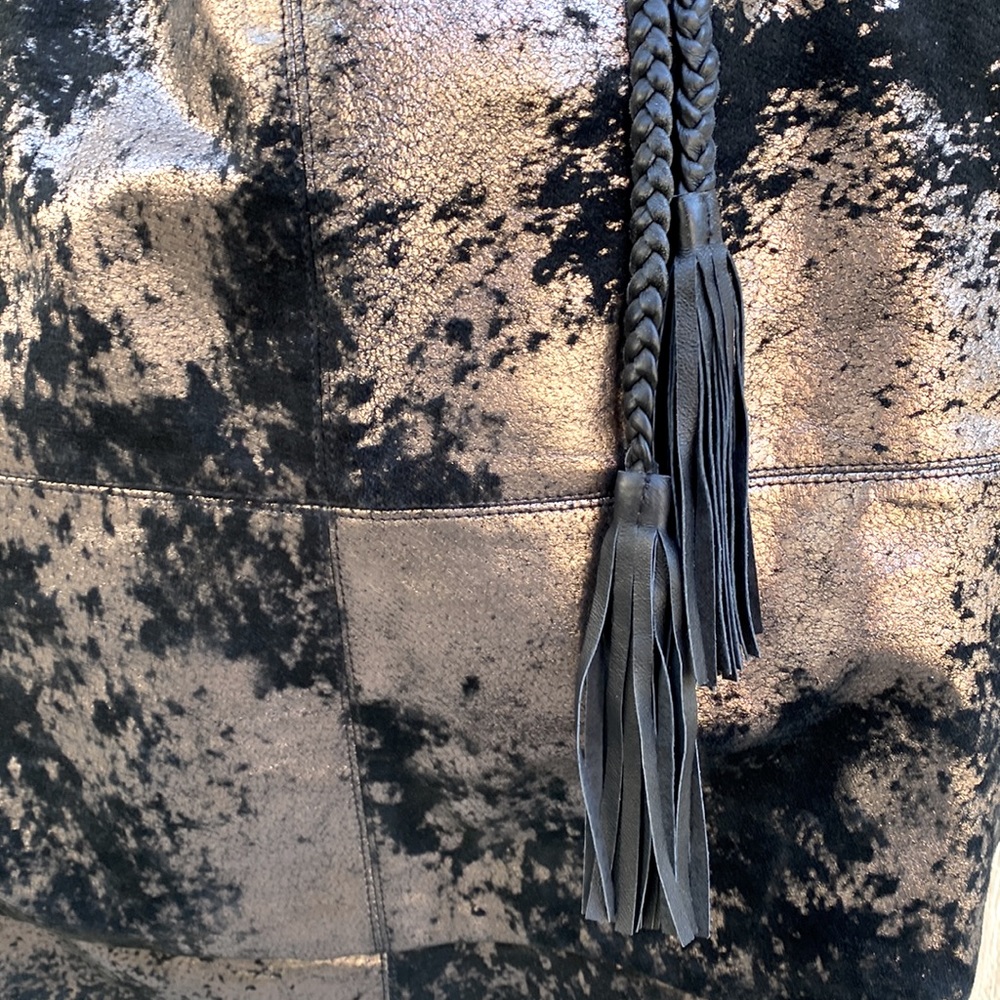 Edgy Chic Large Leather Tote Bag - Picture 2 of 9